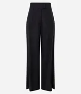 Pantalón pantalona de viscolino color gris oscuro, de corte acampanado amplio, con cierre en la cintura y pliegues.