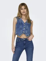 Chaleco crop de denim azul con cuello en V y cierre frontal con botones.