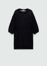 Buzo de tejido de punto grueso color negro, de manga corta, cuello redondo y diseño recto. Tejido mezcla de algodón y tejido de crochet.