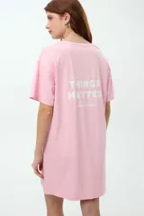 Camisón largo de algodón color negro, con escote redondo abotonado y mangas cortas, presenta detalles de estampas localizadas.