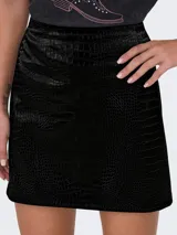 Minifalda negra con textura símil piel de cocodrilo, de corte recto y tiro alto.