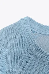 Jersey celeste de punto con cuello redondo y mangas tres cuartos amplias.