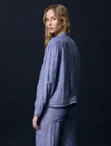 Chaqueta de lino color azul, marca Zac & Rachel, con cuello a la base, abertura central con botones, bolsillos delanteros y ruedo con jareta de ajuste.