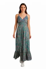 Vestido largo con estampado paisley en tonos turquesa, azul y rosa. Tiene breteles finos, escote en V y corte imperio con elástico en la cintura.