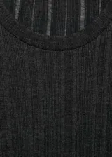 Camiseta color crudo con rayas verticales traslúcidas, de manga tres cuartos, cuello redondo y corte entallado.