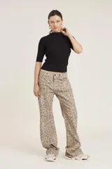 Blusa de punto color beige, de mangas cortas y cuello alto.