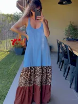 Vestido largo de tirantes finos, con corte debajo del busto, parte superior celeste y falda con estampado animal print y marrón.
