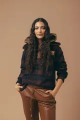 Buzo canguro oversize con capucha y cuello alto, confeccionado con paños de lana estampados.