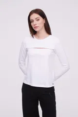 Remera blanca de algodón de manga larga con detalle de tejido en la parte frontal.