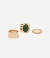 Set de tres anillos dorados con diferentes diseños y texturas. Uno de los anillos tiene una piedra verde ovalada.