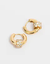 Aros tipo argolla bañados en oro con circonitas cúbicas.