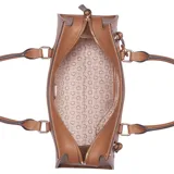 Cartera Guess modelo Wrenley color marrón, con doble asa de mano y correa bandolera ajustable y extraíble. Tiene cierre superior, bolsillos laterales con cremallera y charm colgante con el logo de la marca.