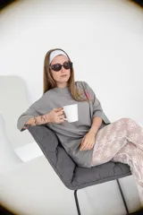 Pantalón negro acampanado de encaje con pequeños motivos florales.