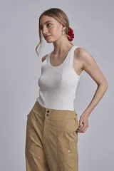 Blusa blanca de punto con cuello redondo y mangas cortas.