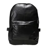 Mochila negra de cuero sintético con bolsillo frontal y correas ajustables.