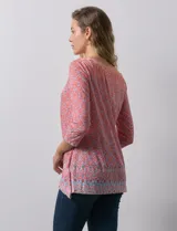 Blusa de modal estampada marca Ruby Rd, con apliques de brillos en el frente y mangas tres cuartos.