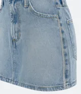 Minifalda de jean celeste con bolsillos delanteros y traseros, trabillas en la cintura y detalle de strass en los laterales.