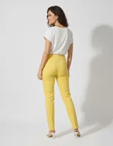 Pantalón largo color verde agua, de gabardina elastizada marca Zac & Rachel, con pretina ancha y faja interna modeladora. Presenta costura frontal pespunteada y bolsillos ojal simulados en la parte trasera.