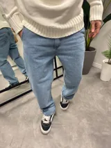 Pantalón de jean celeste, corte amplio y tiro alto.