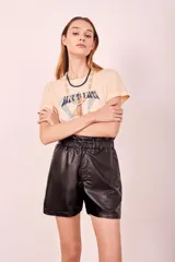Short negro de cuero sintético con cintura elástica, cordón de ajuste y bolsillos laterales.