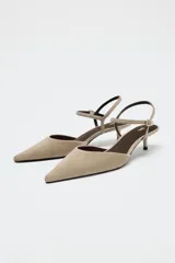 Zapato destalonado de ante color beige con tacón kitten y pulsera al tobillo con hebilla.
