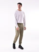 Pantalón de jogging color verde oliva con cintura elástica ajustable con cordón, bolsillos laterales y rodilleras reforzadas.