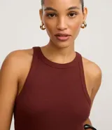 Musculosa blanca de algodón con cuello redondo y sisas anchas.