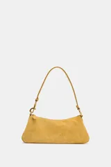 Bolso de hombro alargado color mostaza, confeccionado en piel serraje. Cuenta con tres compartimentos interiores y un bolsillo interior con cierre de cremallera. El asa de hombro tiene detalles metálicos y el cierre es mediante cremallera.