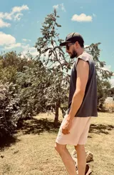 Musculosa negra oversize con sisas amplias.