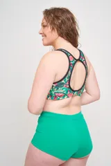 Short de tiro alto, totalmente forrado, con elástico en la cintura, color verde lima.