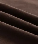 Remera de algodón color marrón, de corte regular, cuello redondo y manga corta. Presenta un estampado geométrico de una montaña en el pecho con la frase "ADVENTURE JOURNEY".