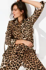 Camisa de manga larga con estampado de leopardo en tonos beige y marrón.