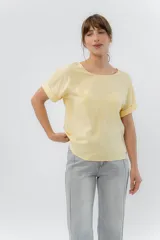 Blusa color amarillo pastel de viscosa liviana, con mangas cortas con vuelta, escote redondo y corte recto.