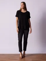 Remera color durazno con textura y espalda con aplique de botones.