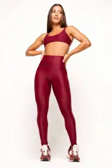 Calza larga de lycra color bordó, con cintura alta y detalle de textura colmena 3D en la parte superior.