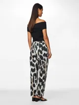 Pantalón recto con estampado animal print en tonos blanco, negro y marrón. Tiene cintura elástica.