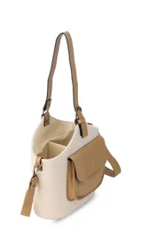 Matero con forma de balde, confeccionado en material símil cuero beige con estampado de rayas verticales en verde militar. Posee bolsillo frontal, asa de mano y correa larga desmontable.