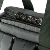 Bolso matero verde de poliéster con diseño acolchado. Tiene acceso con cierre doble, múltiples bolsillos internos y externos, compartimentos para notebook y matero, asas fijas, correa regulable y herrajes plateados.