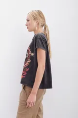 Remera negra de algodón con estampa esotérica en el frente con detalles en foil y tinta a contratono.