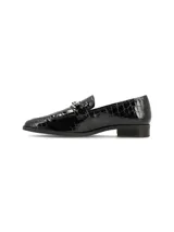 Zapato mocasín color marrón de cuero gamuzado con hebilla metálica dorada.