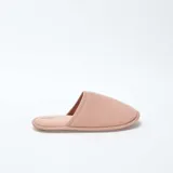 Pantuflas destalonadas de terciopelo color rosa con suela plana.