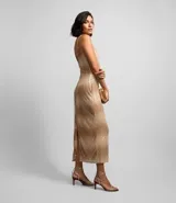 Vestido midi de fiesta con breteles finos, escote cuadrado, lentejuelas metalizadas con efecto degradé y abertura en la parte trasera.