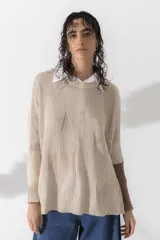 Sweater calado color crudo con mangas 3/4 y apliques geométricos en beige.