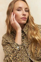 Sobrecamisa de algodón elastizado con estampado animal print.