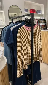 Remera de manga larga a rayas horizontales marrones y beige, con cuello redondo en contraste color rosa.