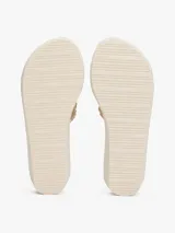 Ojotas color crema con plataforma tipo cuña, tiras tejidas con ribete a contraste y monograma TH en la tira del dedo.