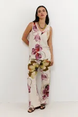 Pantalón de lino color azul con estampado de tulipanes.