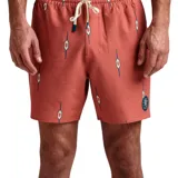 Short de baño color coral con estampado de motivos geométricos en azul y blanco. Tiene cintura elástica con cordón ajustable, bolsillos laterales y logo de la marca en la pierna derecha.