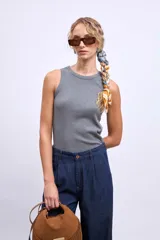 Remera sin mangas color topo, de corte ajustado al cuerpo y cuello redondo.