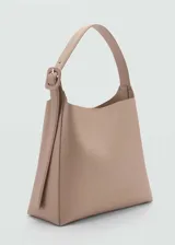 Bolso tipo shopper color borgoña, con asa corta ajustable y asa larga desmontable. Tiene bolsillo interior con cremallera, cierre de imán y hebilla decorativa.